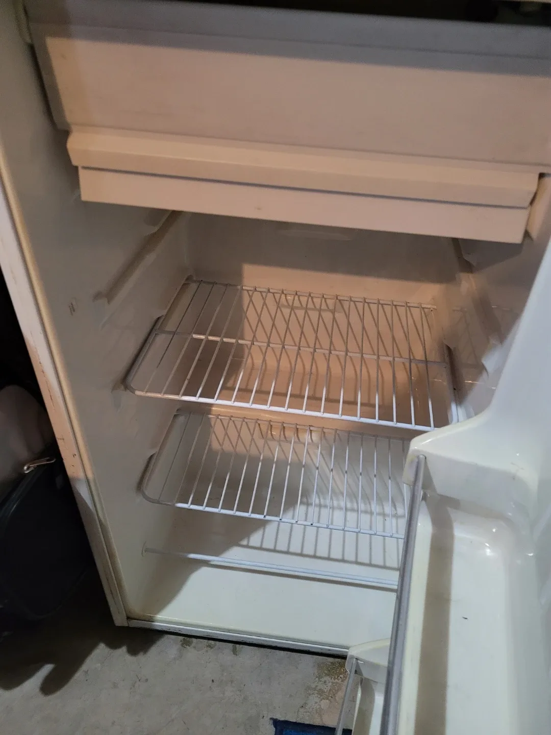 GE Compact Refrigerator image indicator(2)