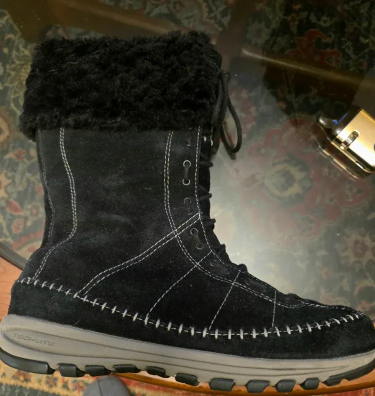 Size 8 Ladies Columbia Suede Boots image indicator(3)