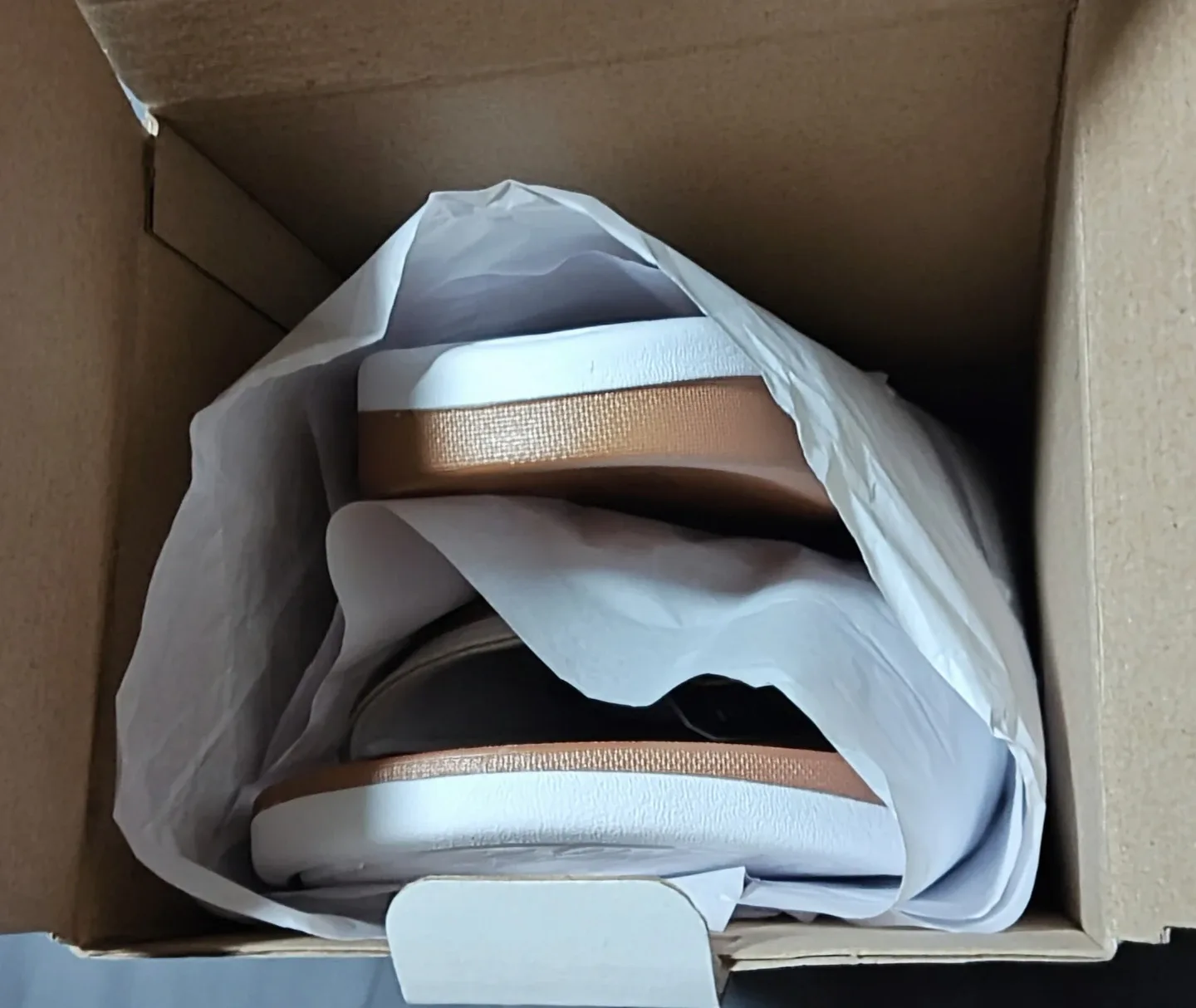 *NWT* 8 US—adidas Originals Adilette Comfort Slides image indicator(4)