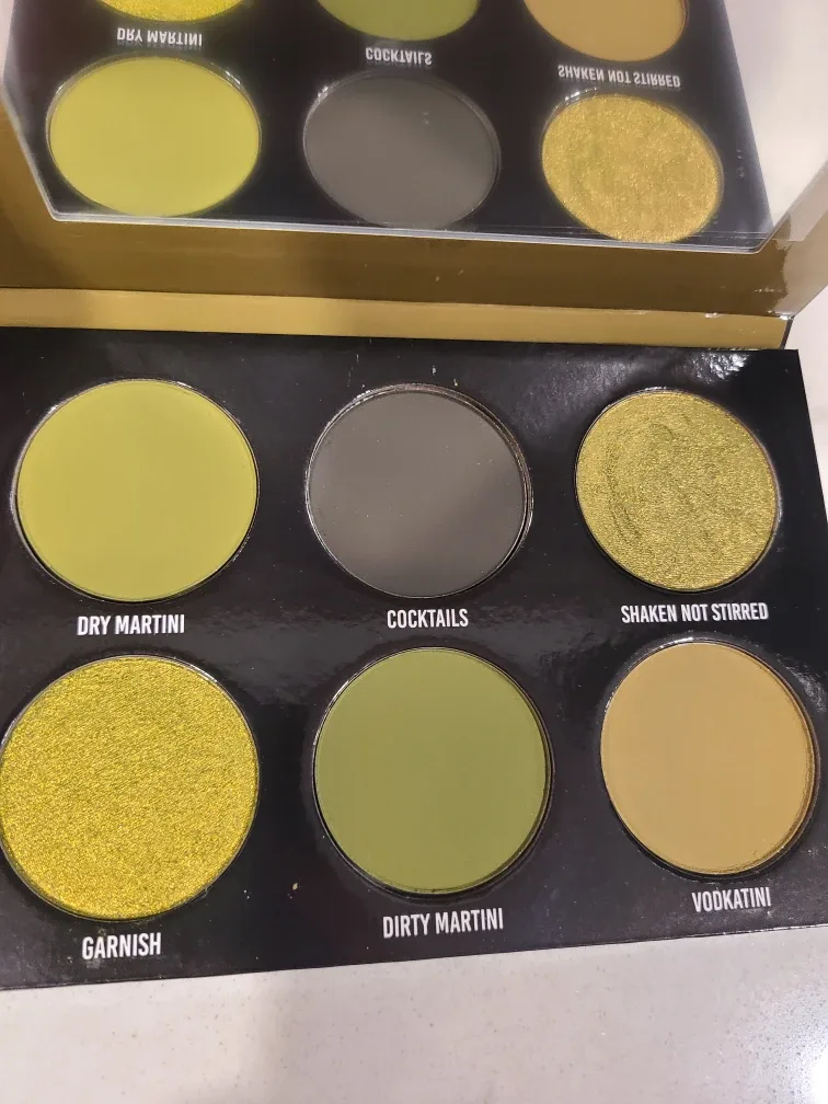 Give Me Glow Juicy Olive Eyeshadow Palette image indicator(2)