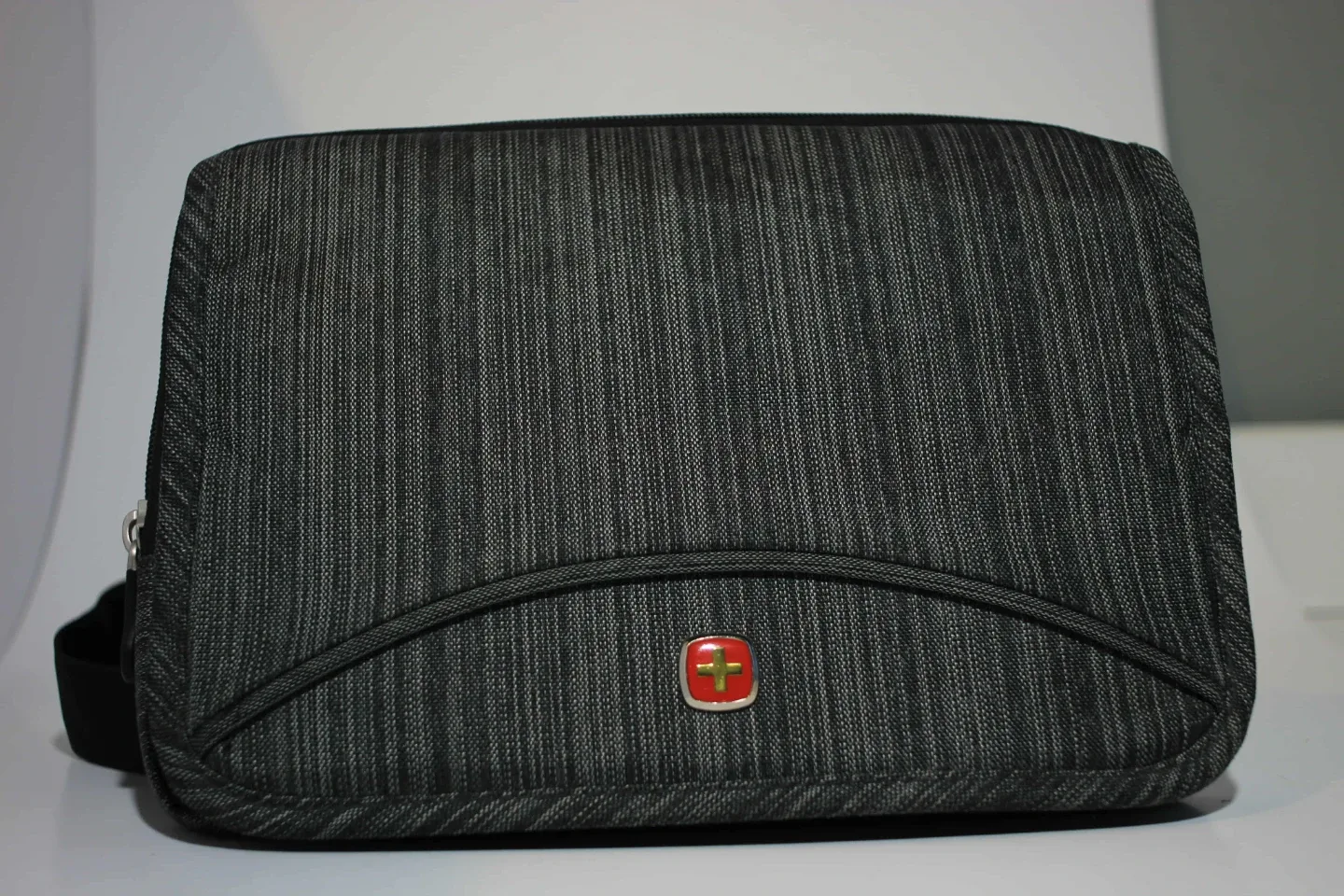 New SwissGear Travel Bag Collection - RFID & Tablet Slings image indicator(4)