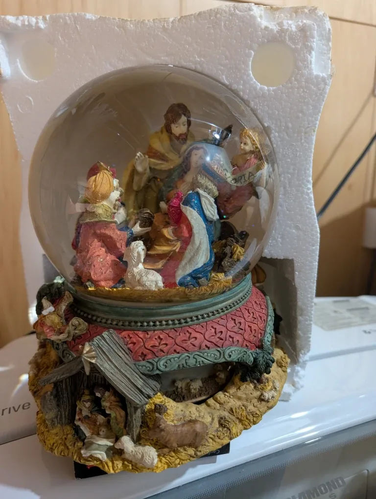 Kirkland Signature Musical Waterglobe