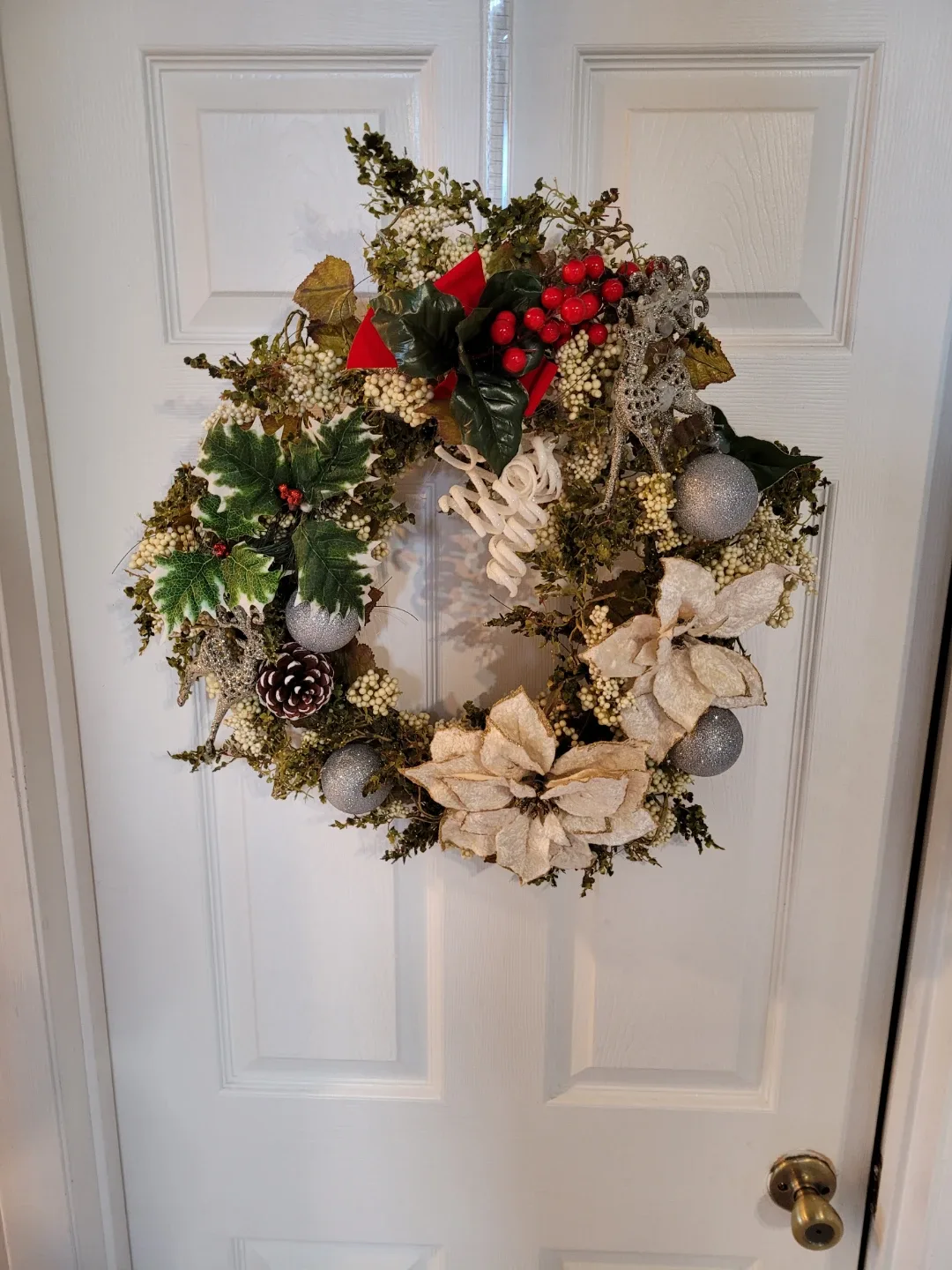 Festive Crafted Wreath with Reindeer Decoration 19 inches image indicator(6)