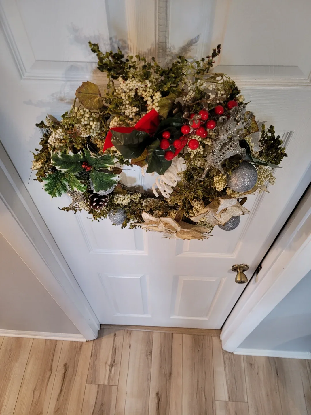 Festive Crafted Wreath with Reindeer Decoration 19 inches image indicator(7)