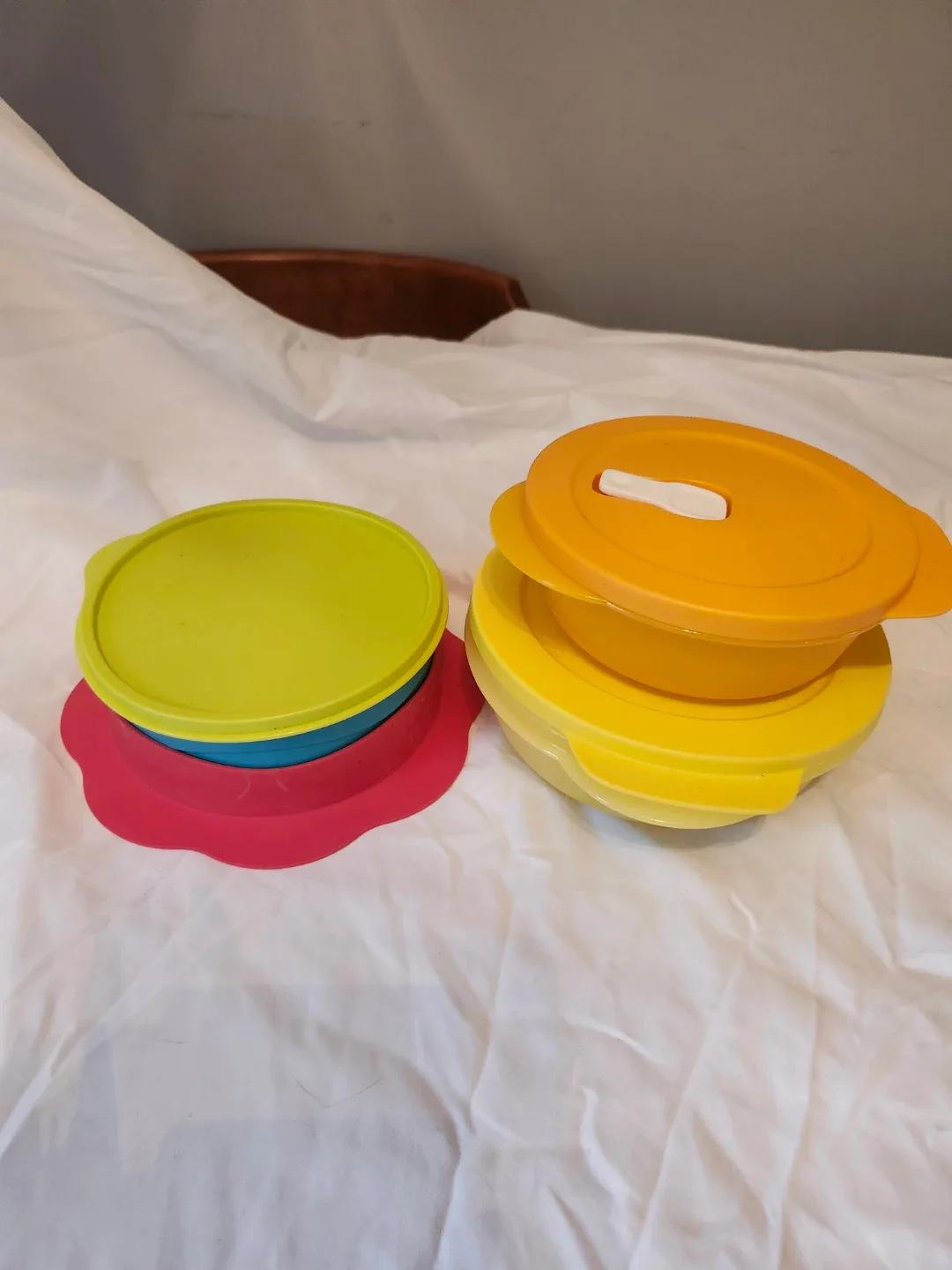 Tupperware Bowls with Lids thumbnail