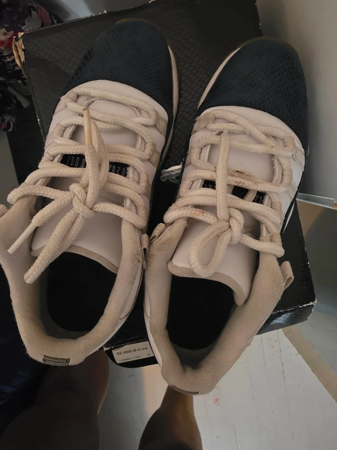 Air Jordan 11 Retro Low LE GS - Size 7Y image indicator(2)