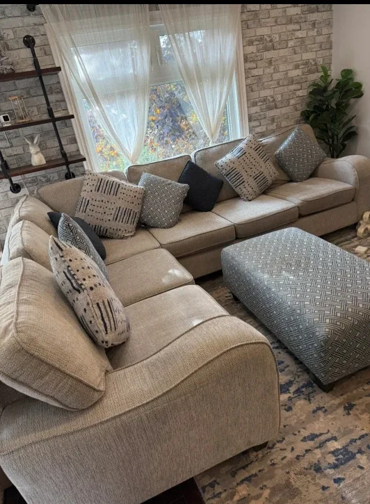 Modern Gray Sectional Sofa with Matching Ottoman image indicator(2)