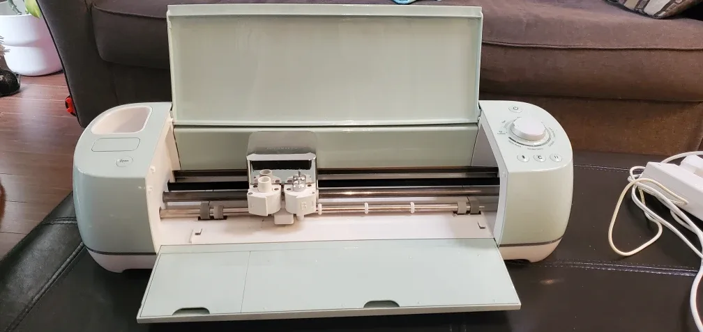 Cricut Explore Air 2 with accessories image indicator(2)