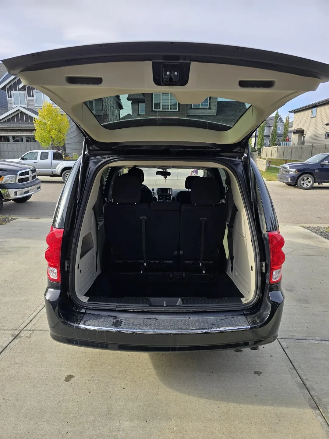 Black Dodge Grand Caravan image indicator(3)