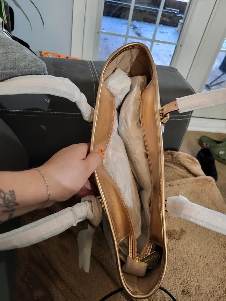 New Michael Kors Tote Bag image indicator(4)