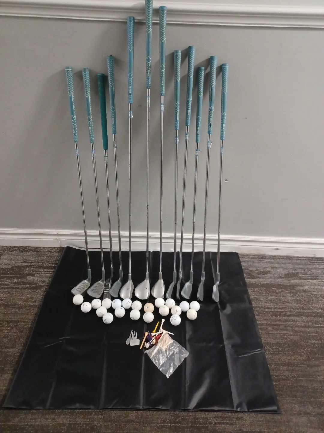 Set of Golf Clubs with Balls & Tees image indicator(2)