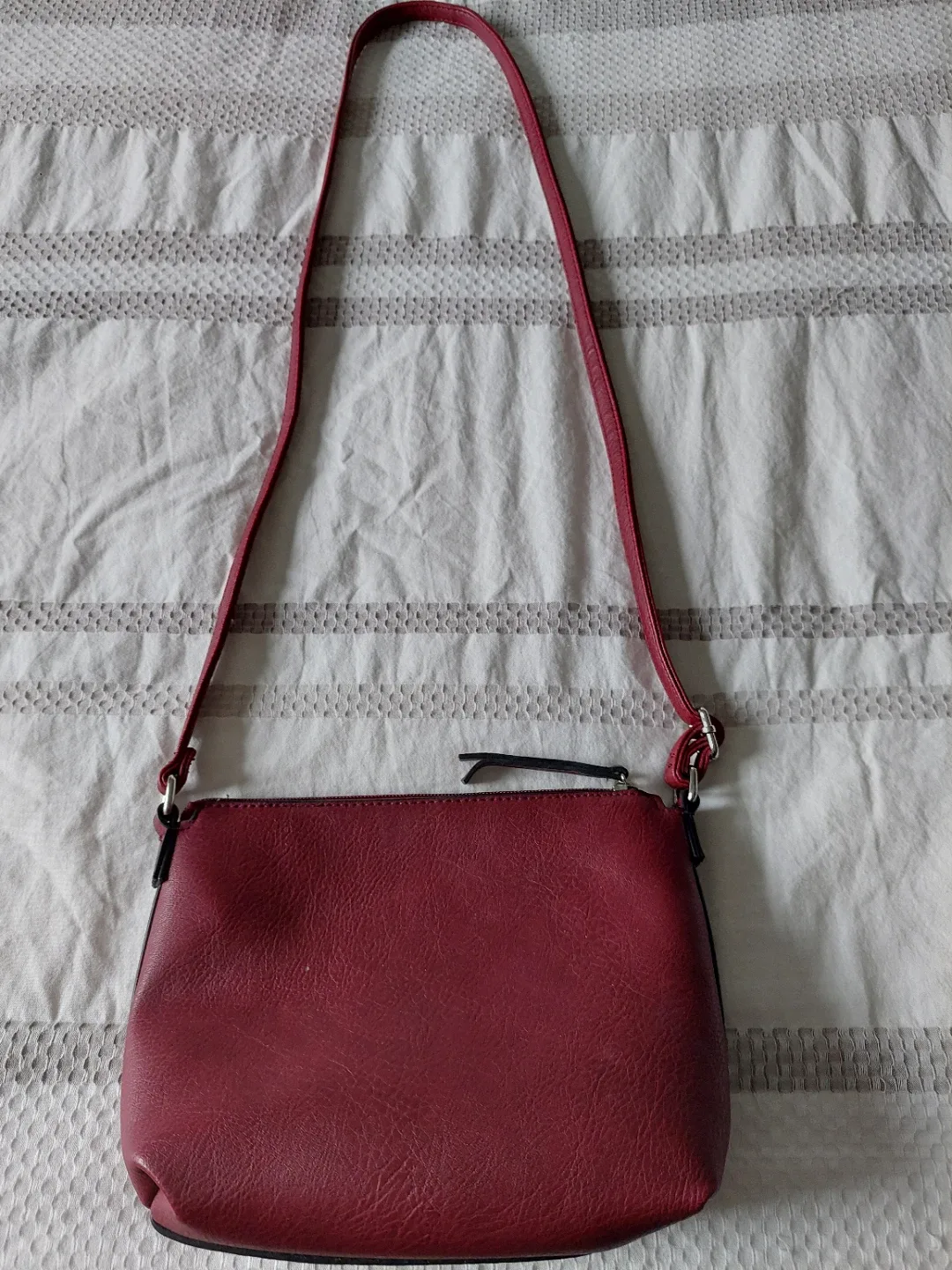 SevenDays Red Vegan Leather Handbag image indicator(9)