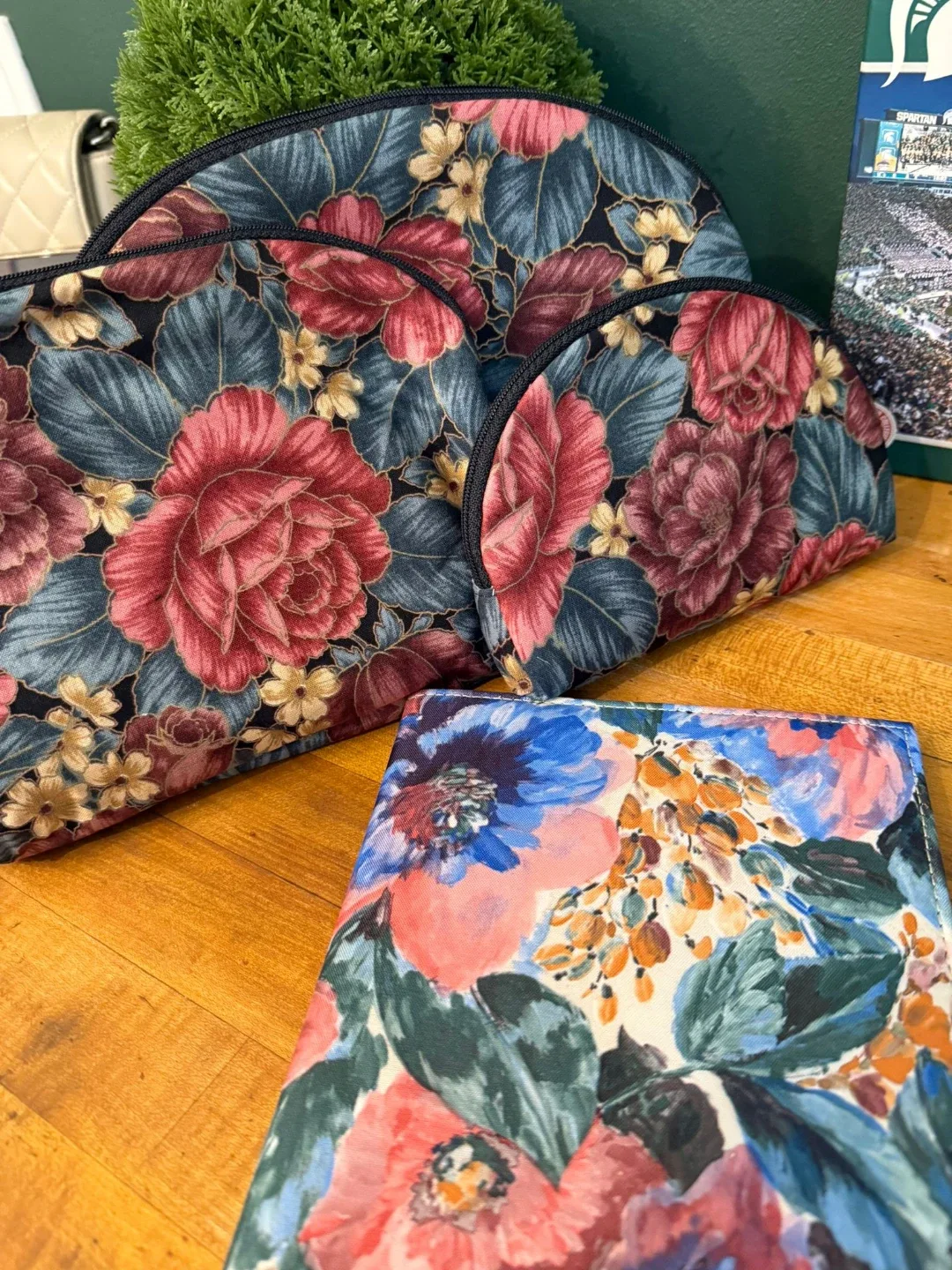 Floral Print Cosmetic Bags & Notebook image indicator(4)