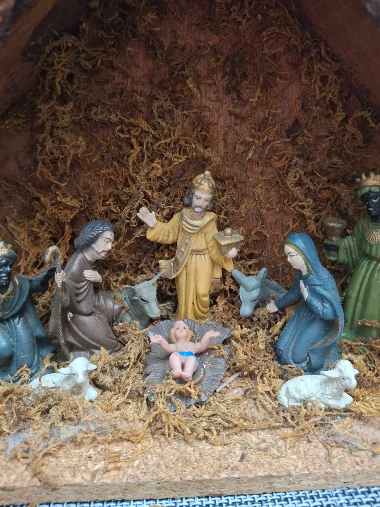 Nativity Scene Figurine Set image indicator(3)