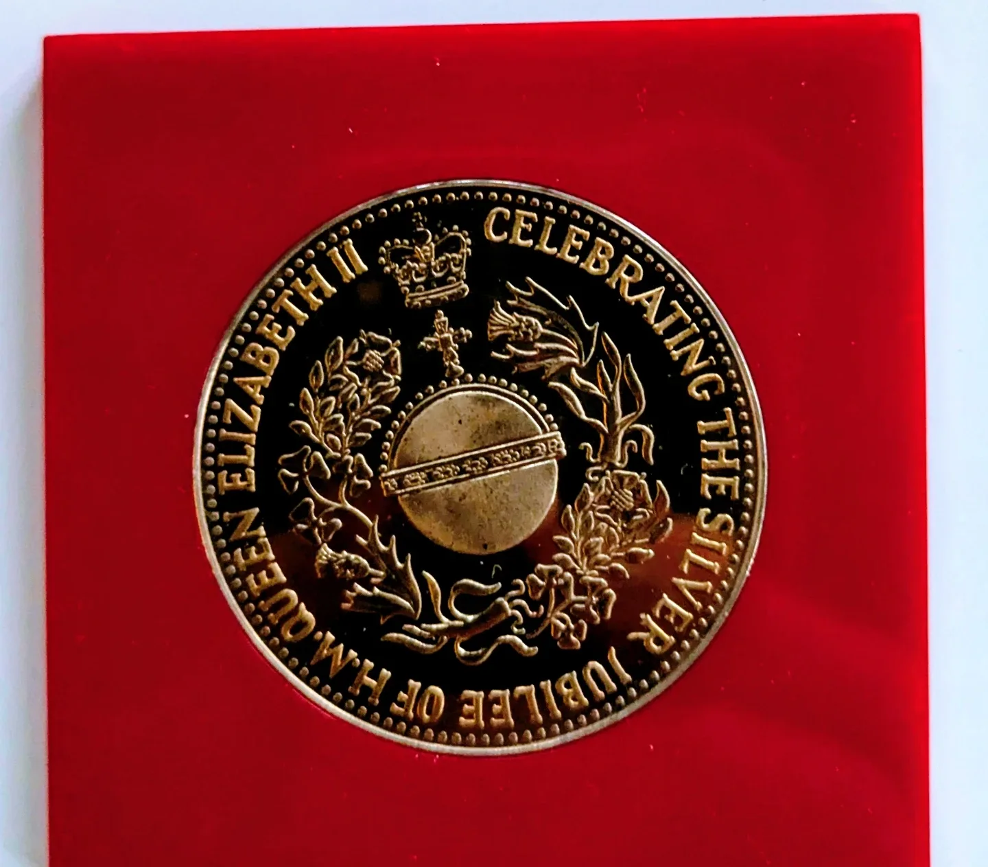 HM Queen Elizabeth II Silver Jubilee Souvenir Medal image indicator(2)
