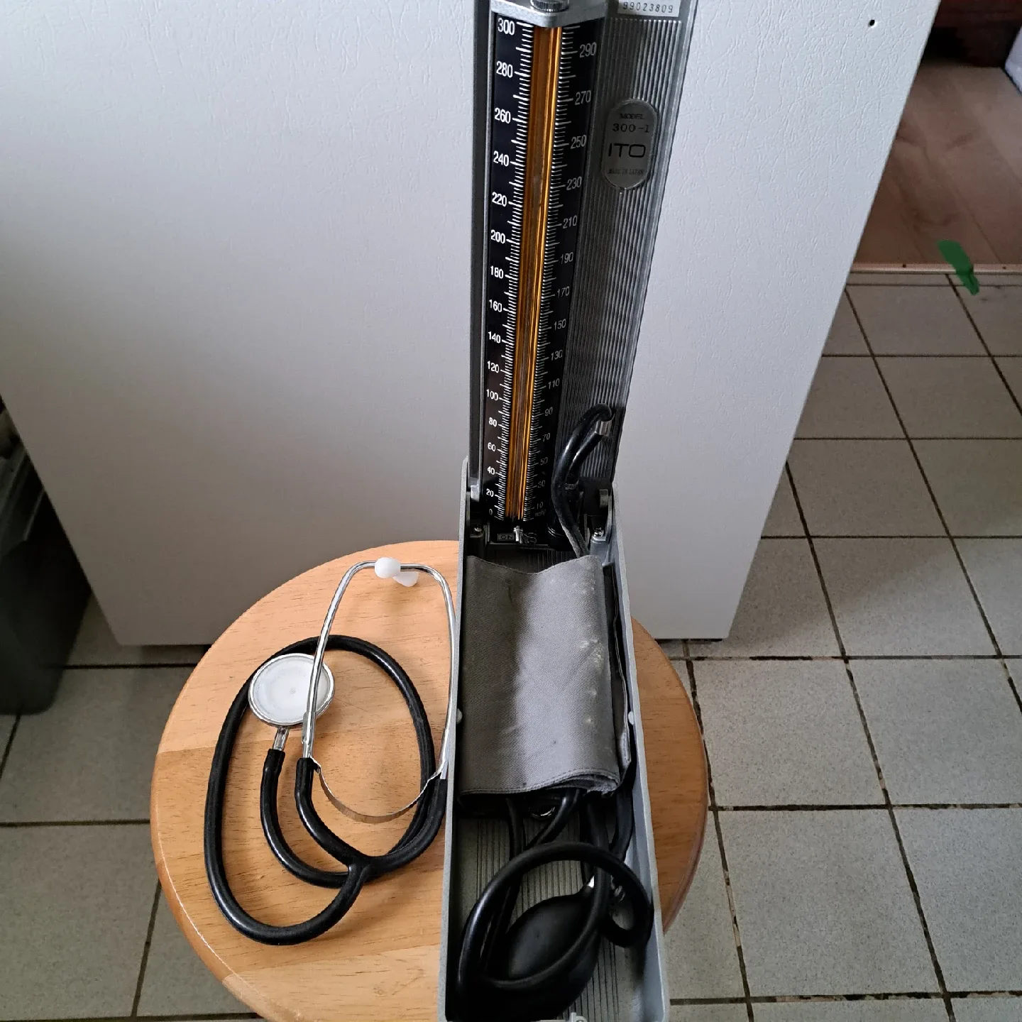 Srethoscope n Mercurial Sphygmomanometer image indicator(4)