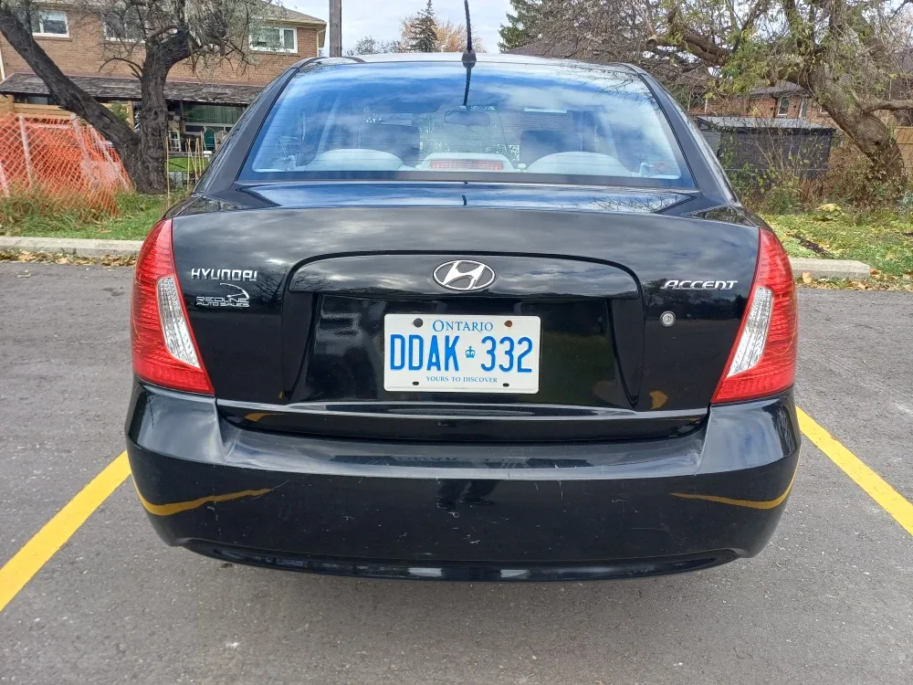 2011 Hyundai Accent - sedan image indicator(2)