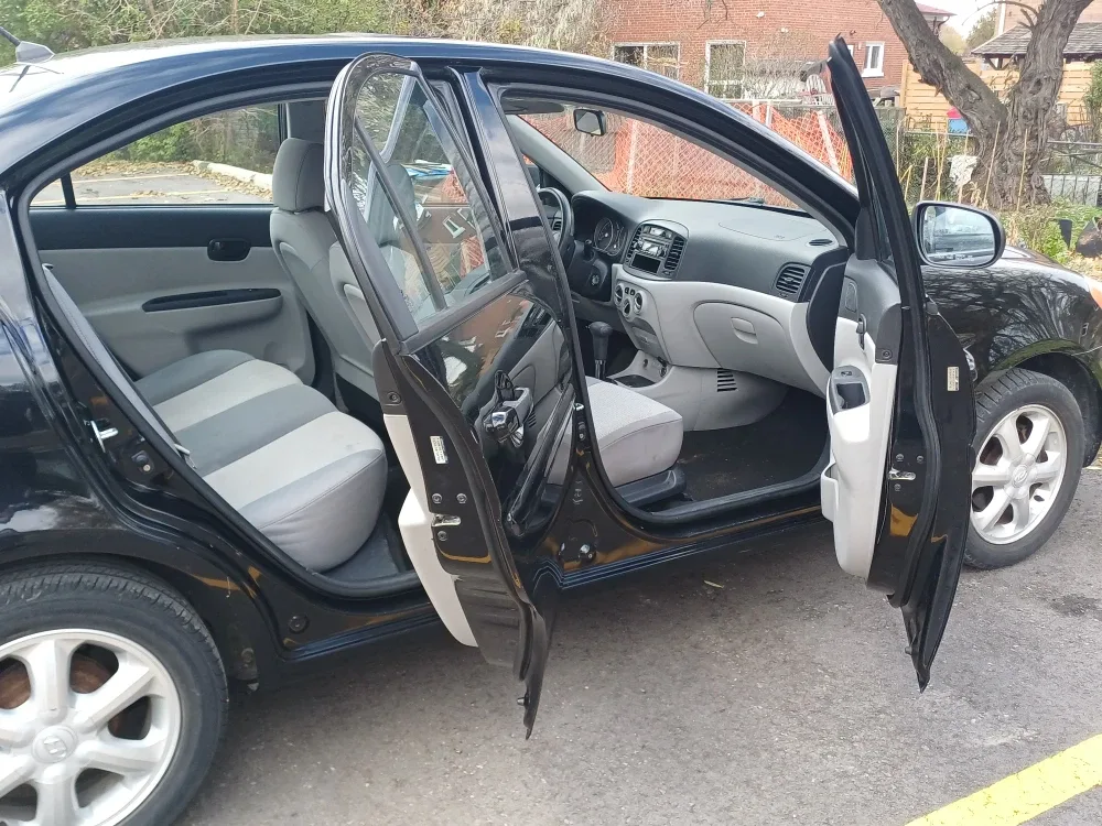 2011 Hyundai Accent - sedan image indicator(4)