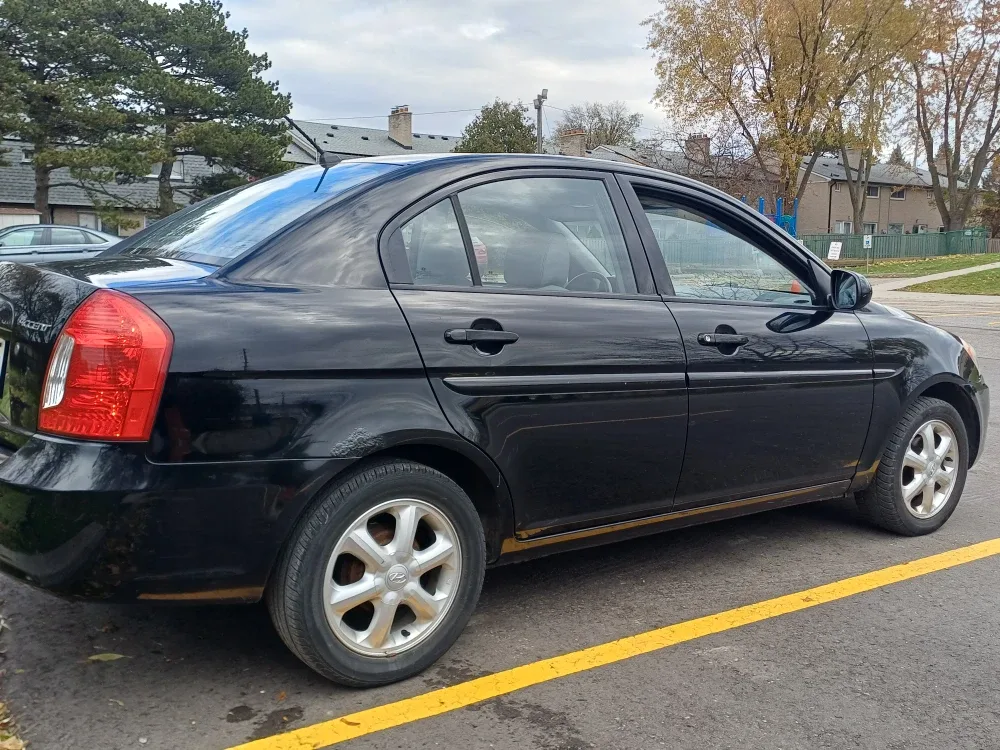 2011 Hyundai Accent - sedan image indicator(5)
