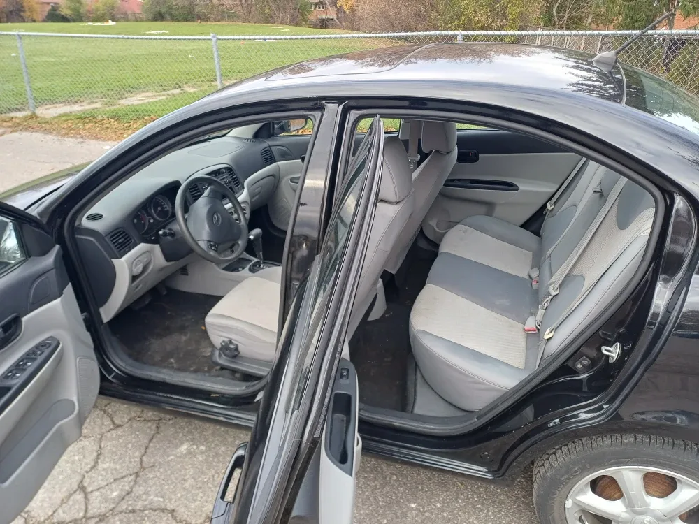 2011 Hyundai Accent - sedan image indicator(7)