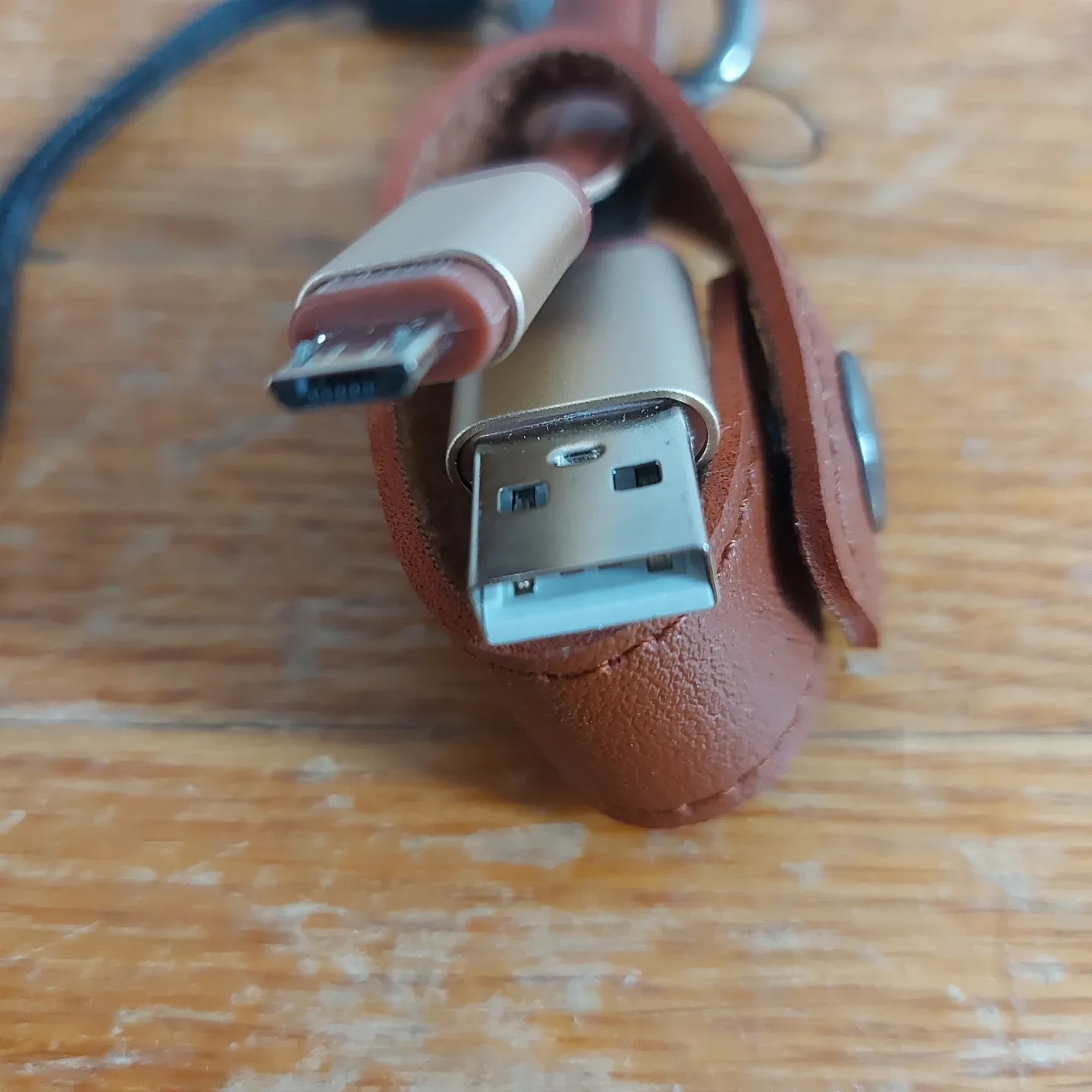 NEW - Techd Brown Leather USB Cable Organizer image indicator(2)