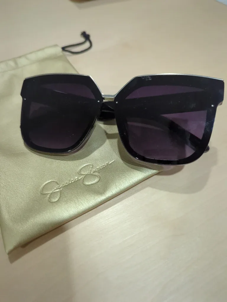 ⭐*brand new *Jessica Simpson Sunglasses with Case