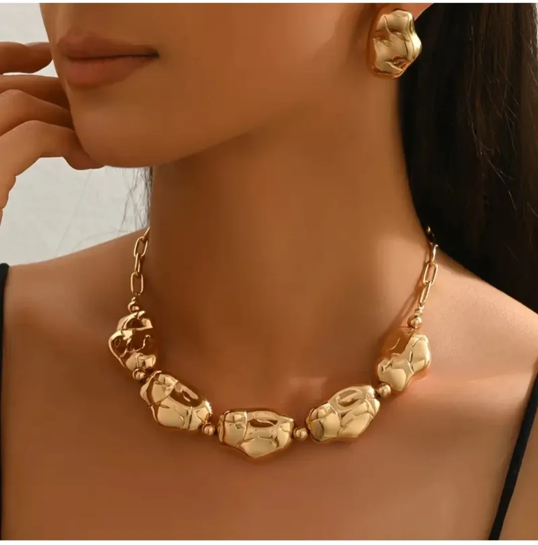 3 pcs elegant gold tone Necklace and earrings image indicator(2)