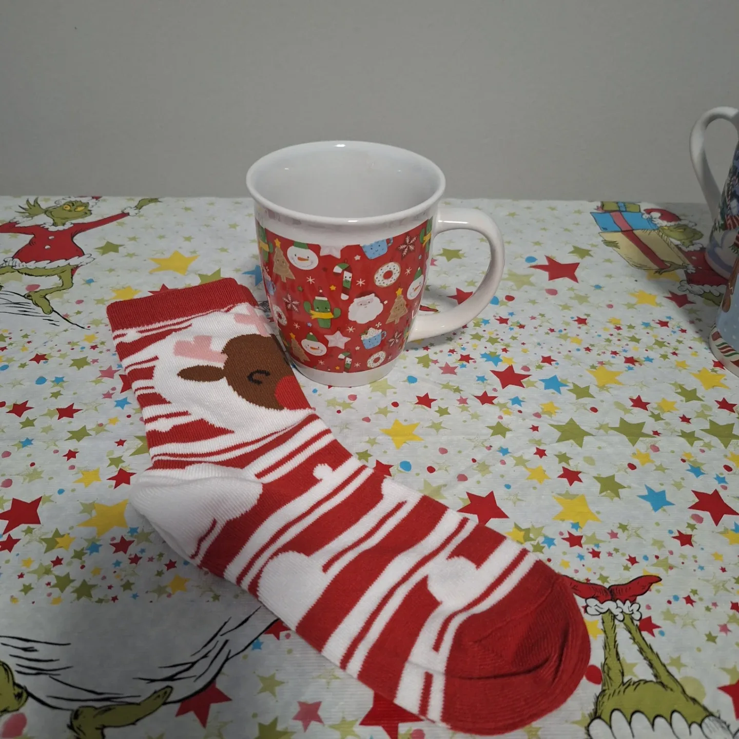 Christmas Mug & Socks Gift Set image indicator(2)