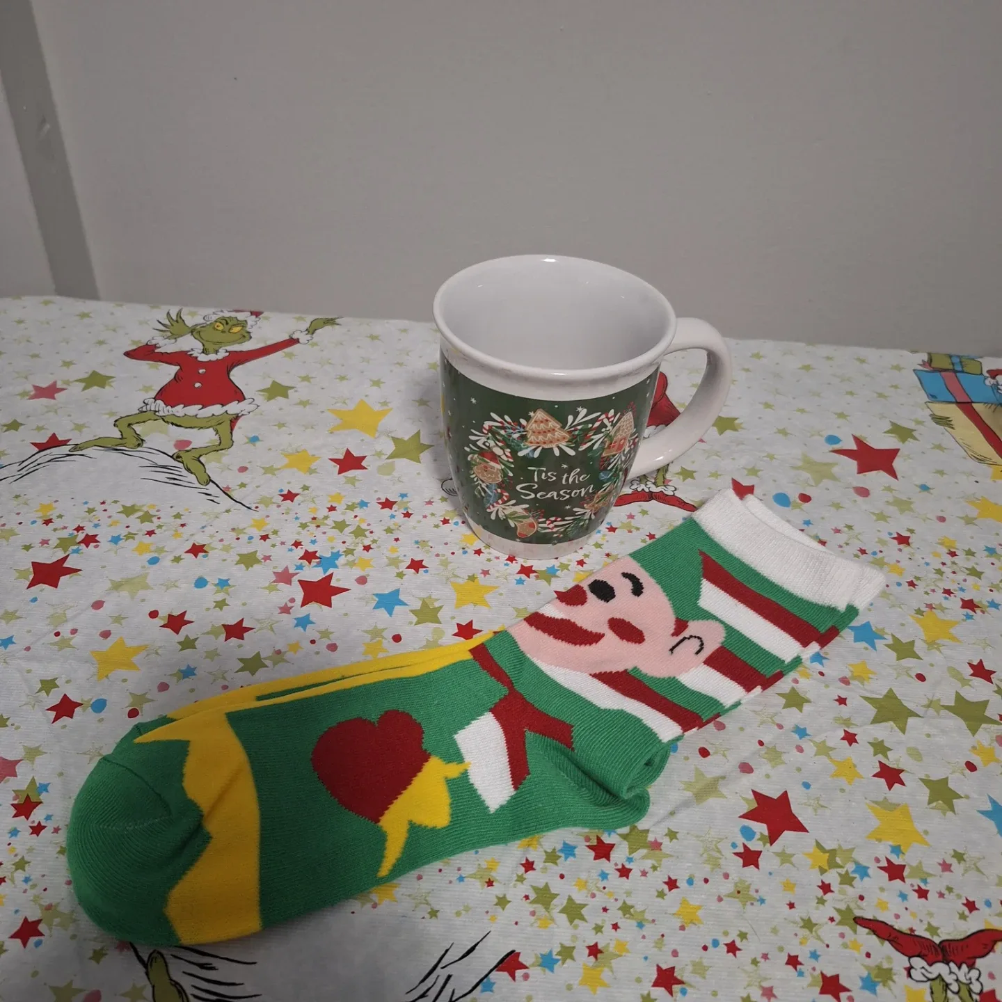 Christmas Mug & Socks Gift Set image indicator(6)