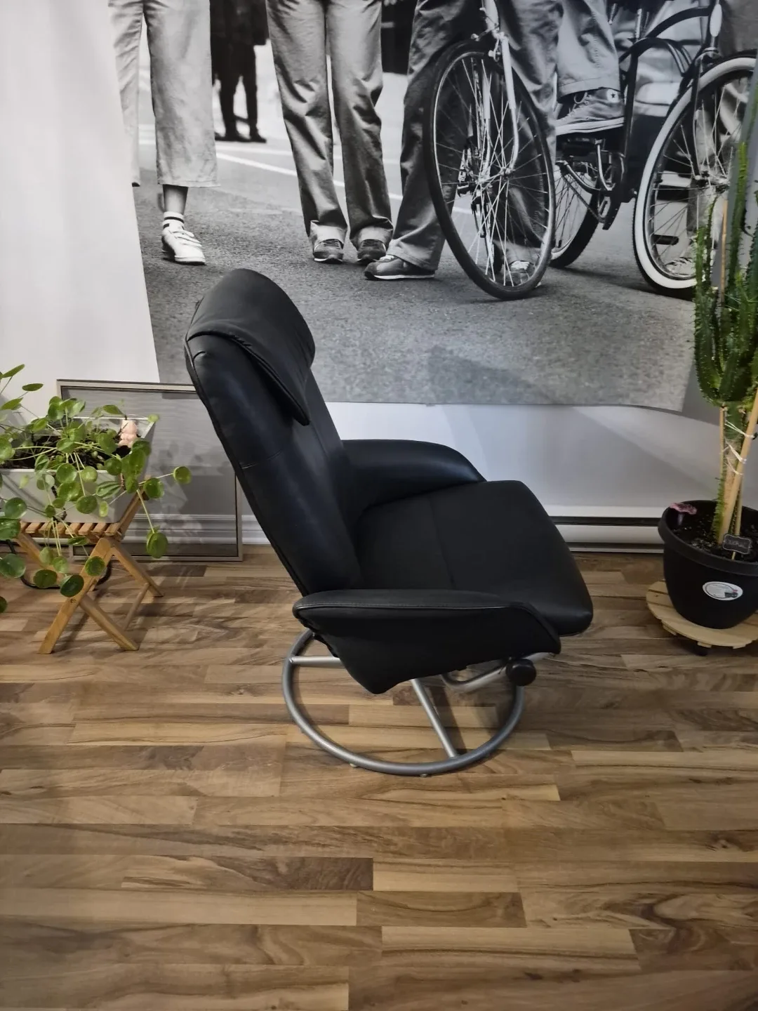 Black Leather Swivel Recliner Chair image indicator(3)