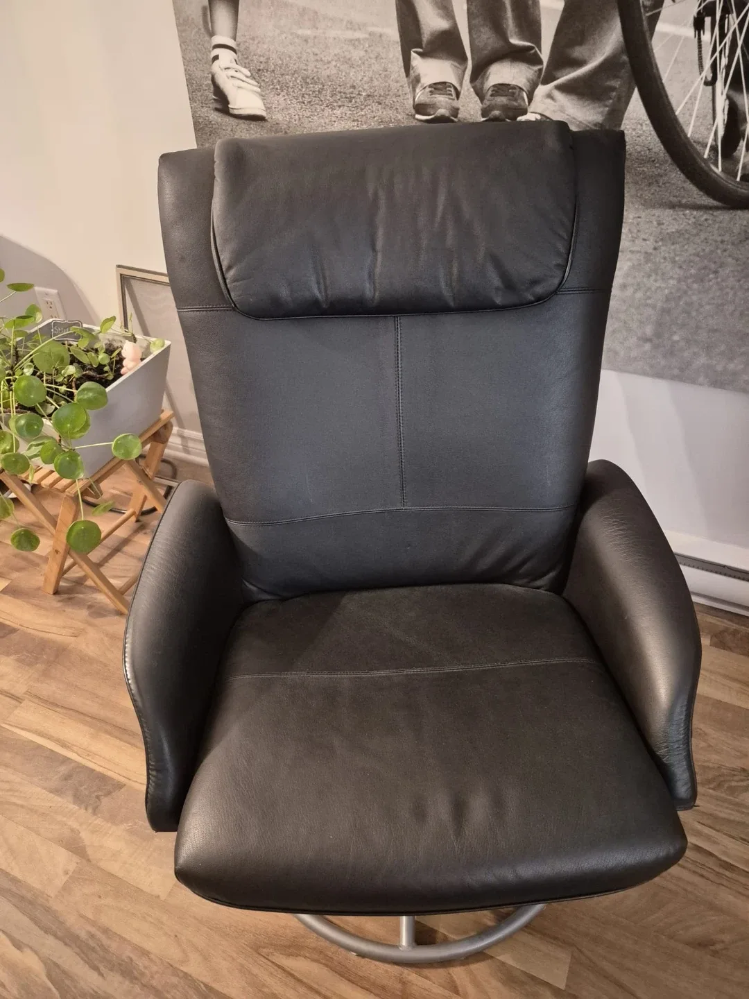 Black Leather Swivel Recliner Chair image indicator(5)