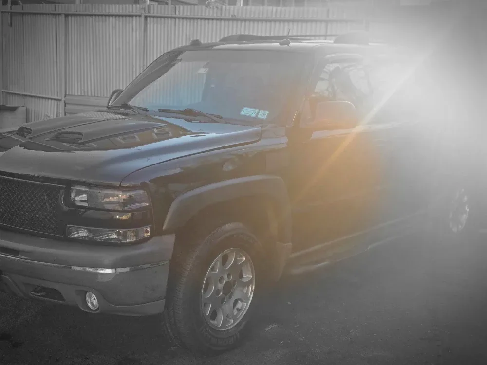 Black Chevy Suburban SUV image indicator(4)