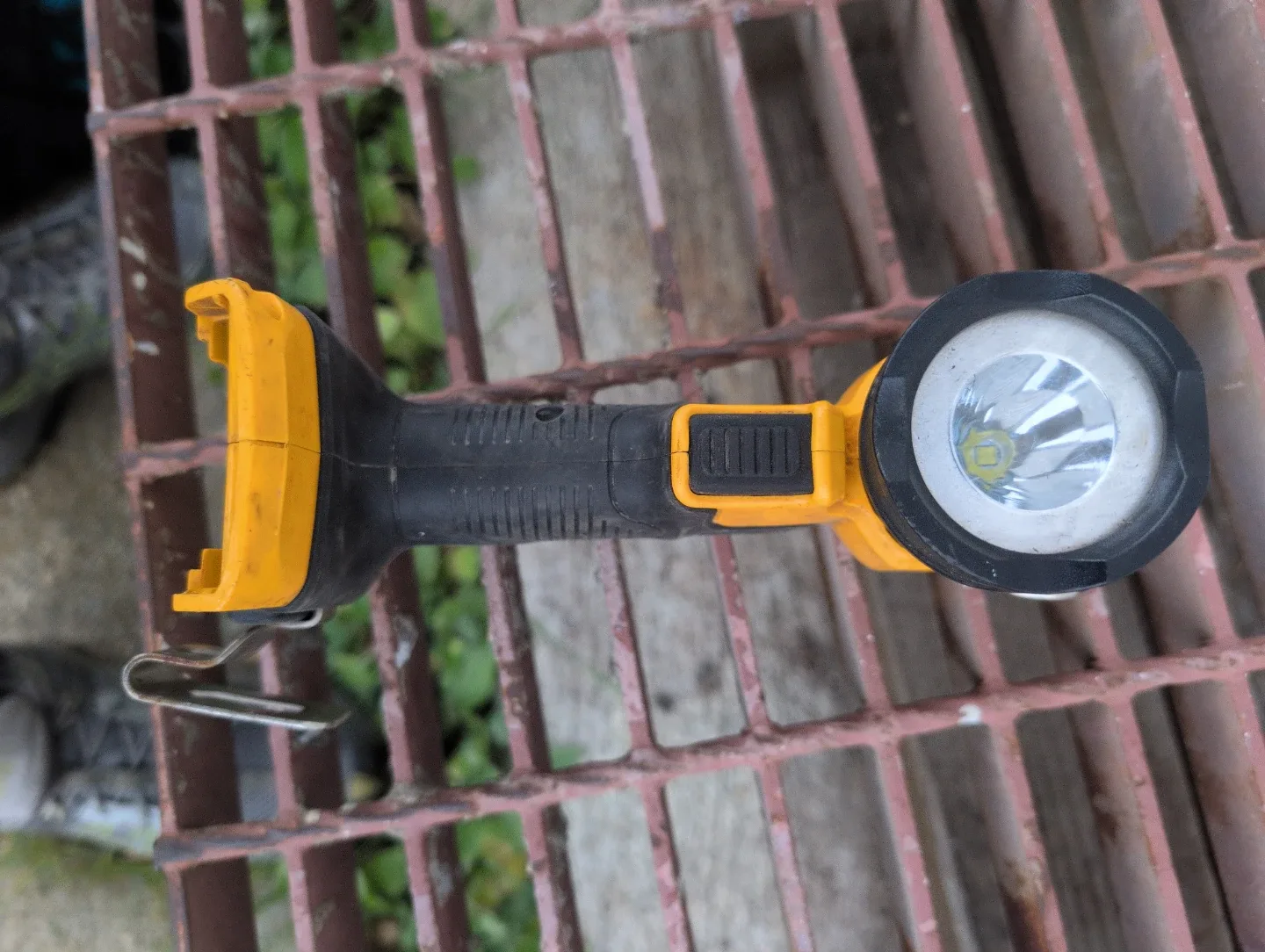 DeWalt DCL040 20V MAX Worklight image indicator(2)