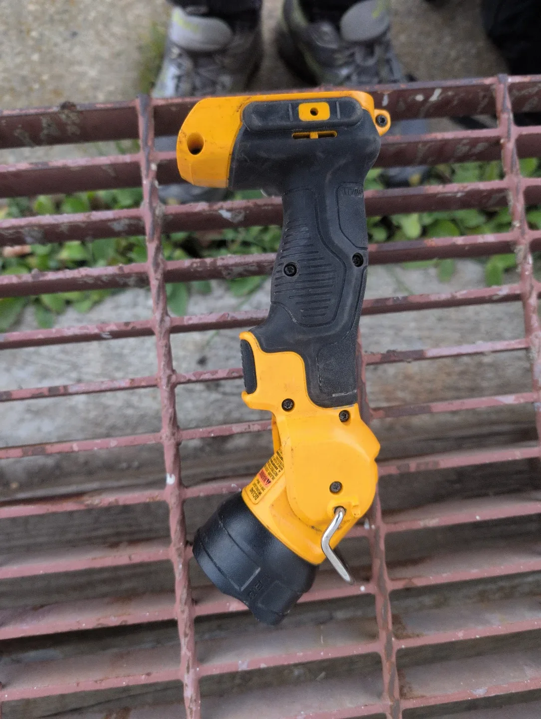 DeWalt DCL040 20V MAX Worklight image indicator(4)