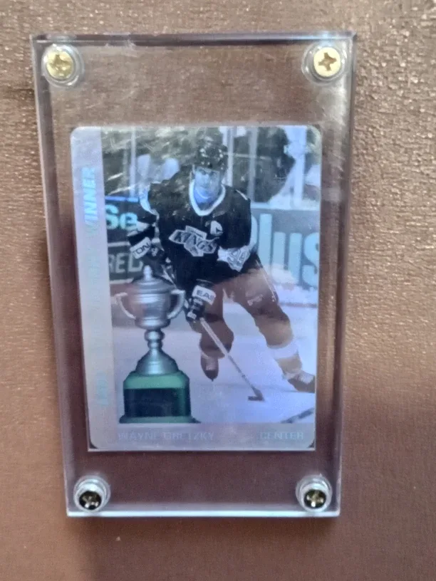 3 MINT Wayne Gretzky Hockey Cards image indicator(3)