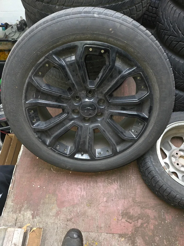 Chevrolet Black Tire & Rim image indicator(2)