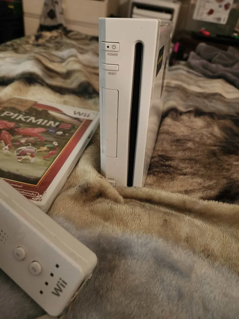 Nintendo Wii Console with Pikmin 2 Game