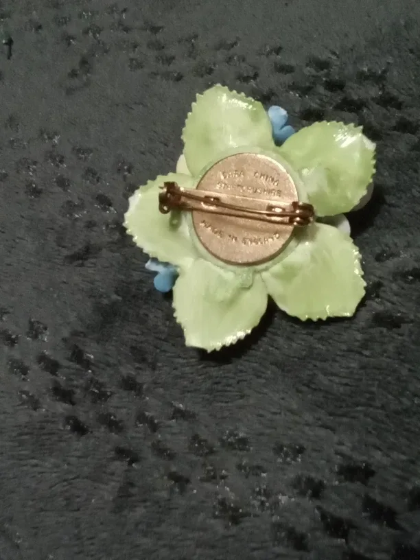 Cara China Brooch image indicator(2)