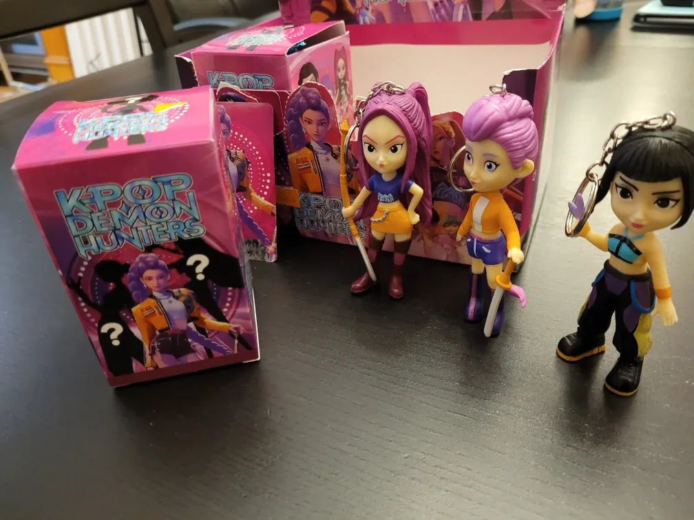 K-Pop Demon Hunters - Huntrix blind box figures thumbnail