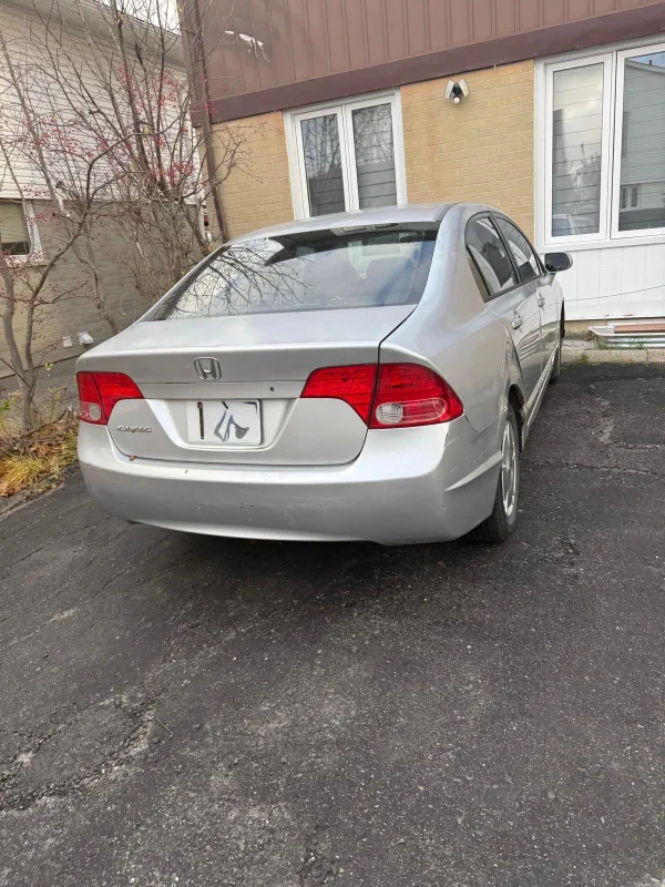 Honda Civic - Silver Sedan image indicator(4)