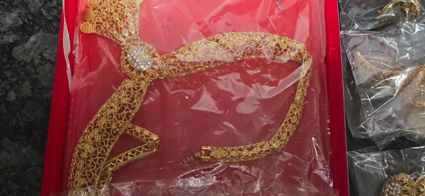 Gold-toned Jewellery Set image indicator(2)