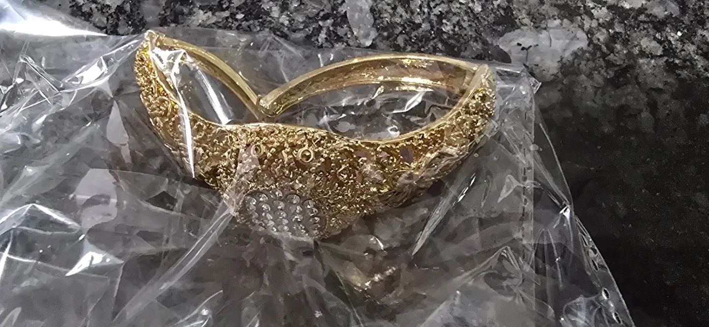 Gold-toned Jewellery Set image indicator(3)