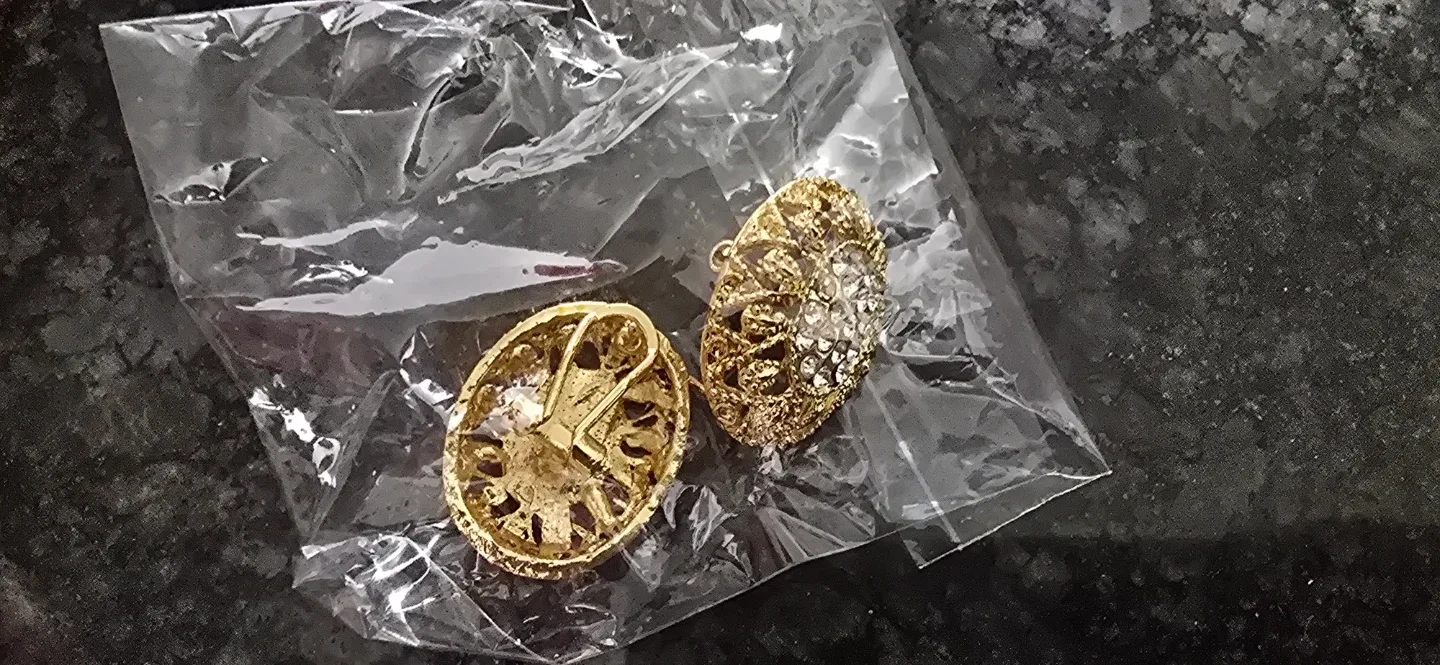 Gold-toned Jewellery Set image indicator(5)