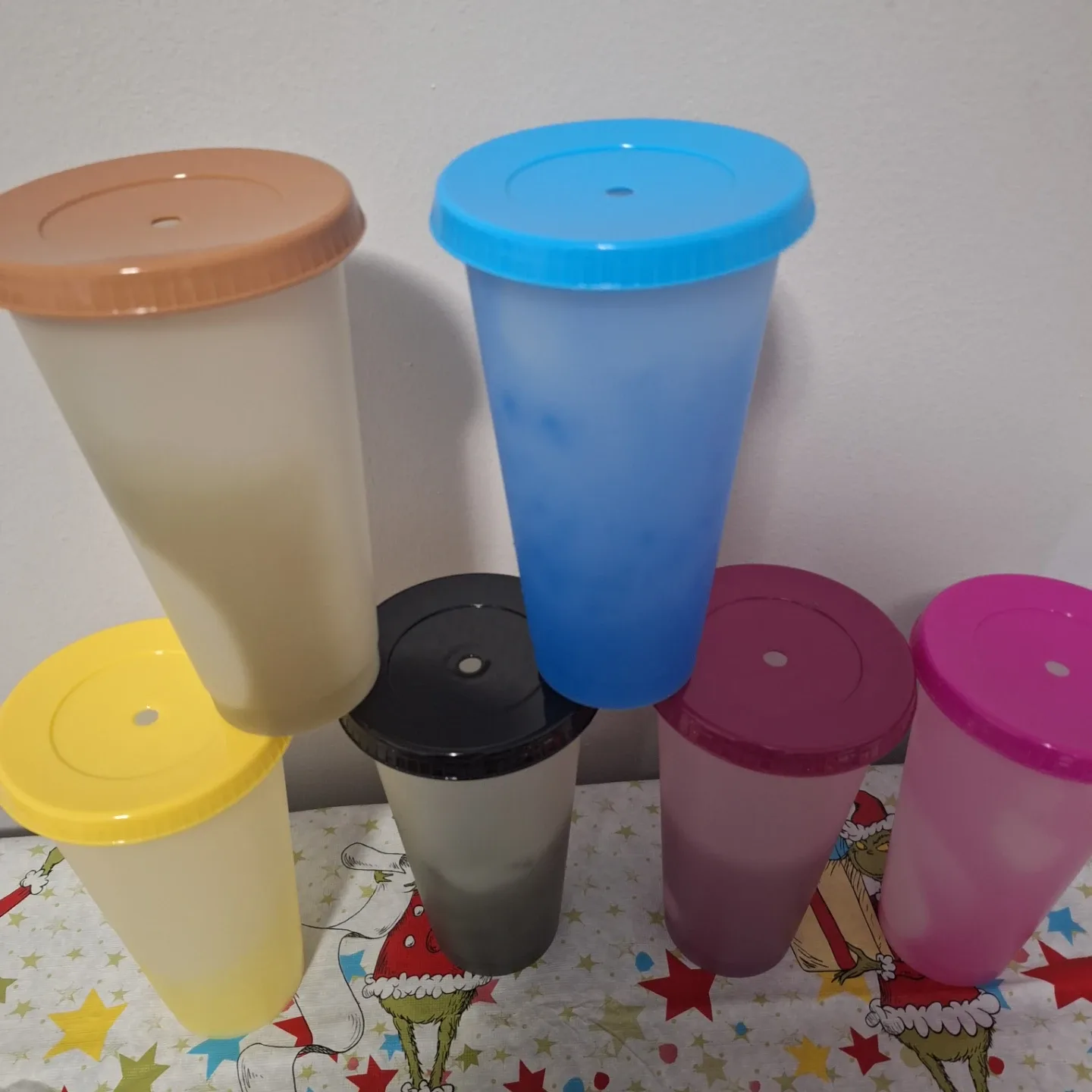 Colour Changing Cup with Treats image indicator(3)