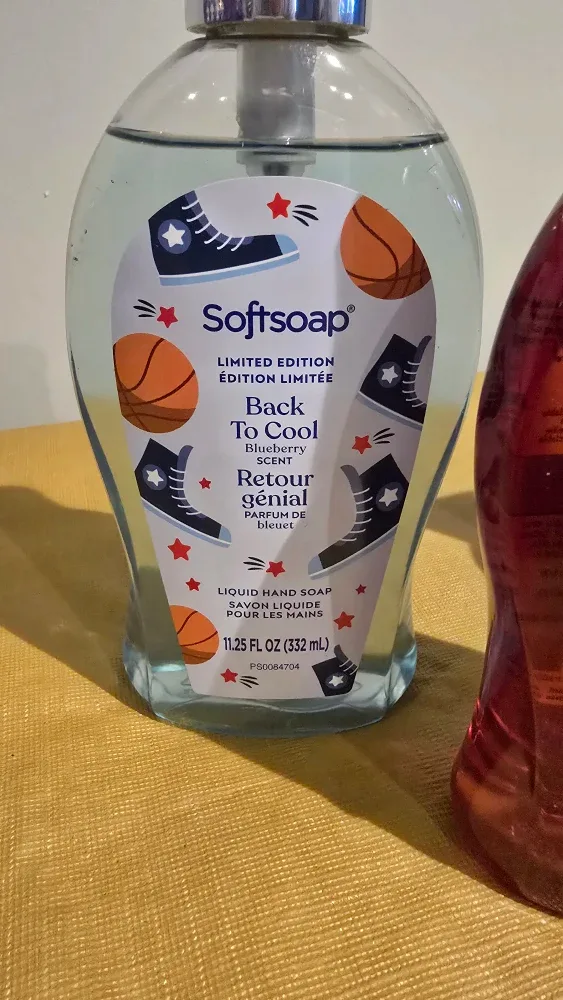 Softsoap Limited Edition Liquid Hand Soap 1of3 image indicator(2)