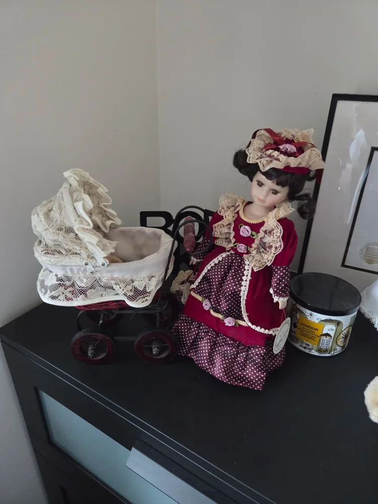 Porcelain Dolls Collection image indicator(5)