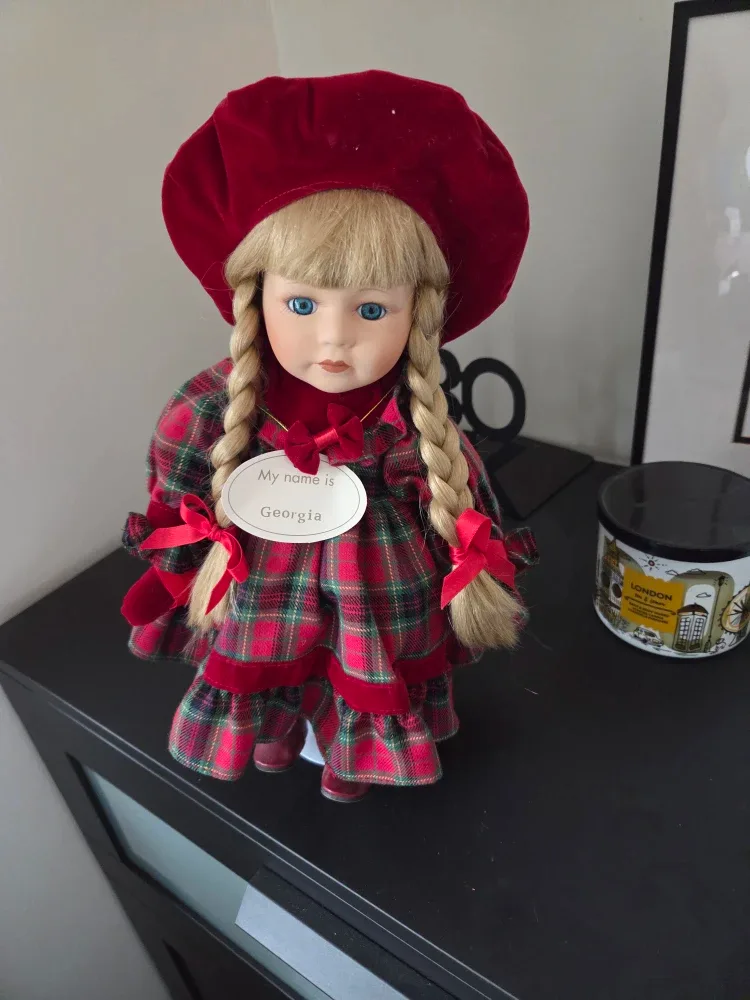 Porcelain Dolls Collection image indicator(8)