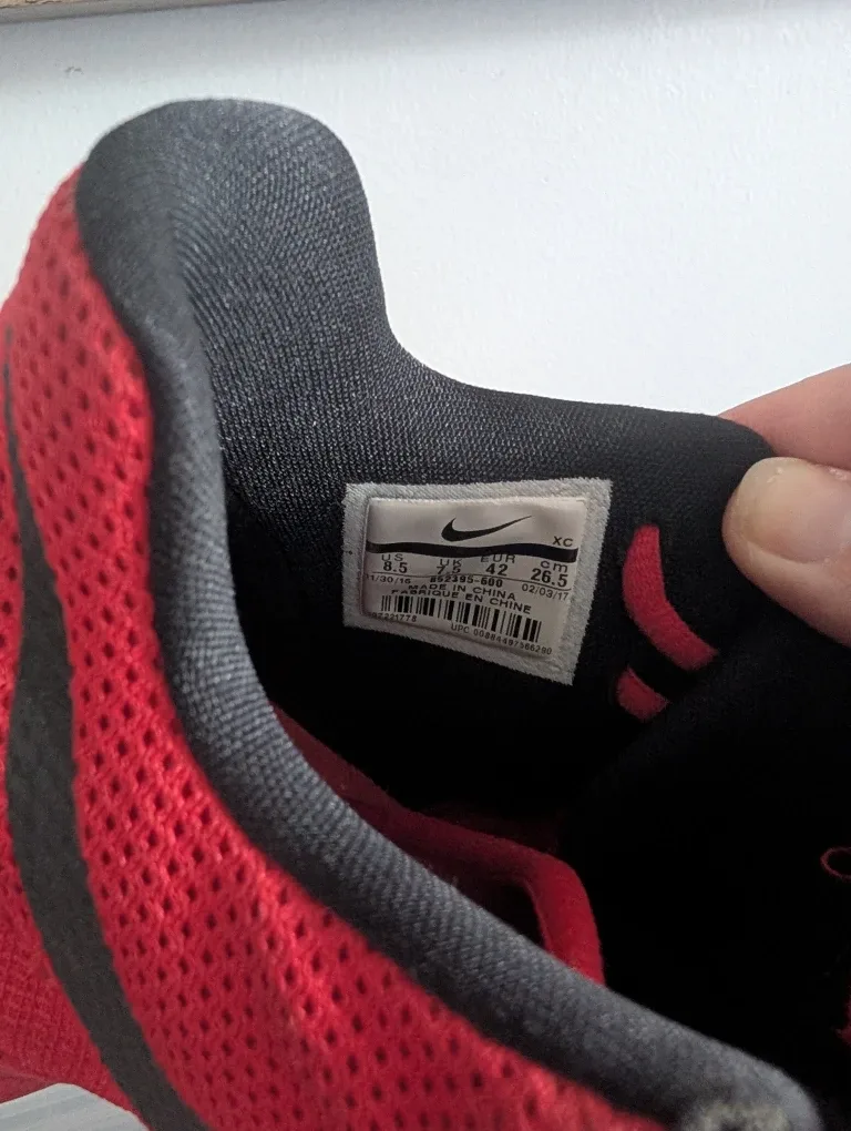 Men's 8.5 Nike Kyrie 3 Basketball Shoes - EUC image indicator(3)