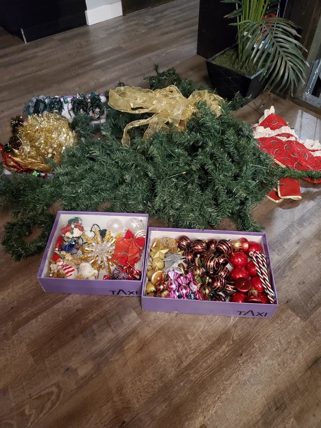 Christmas Tree & Decorations image indicator(9)