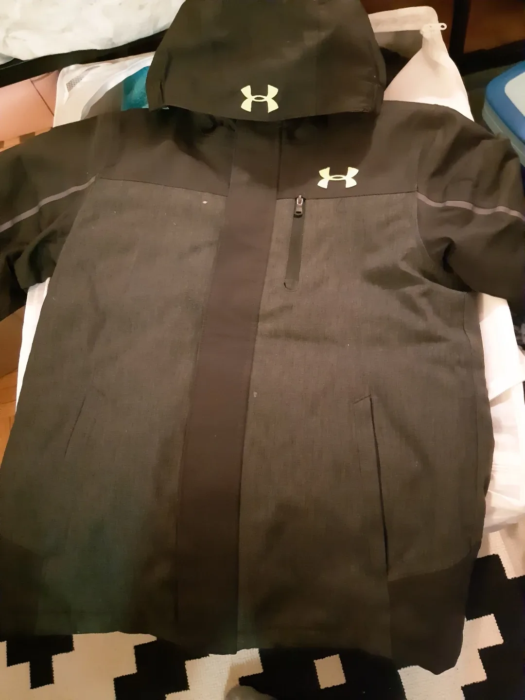 Under Armour Youth Jacket - Size YMD/JM/M 🥕 image indicator(2)